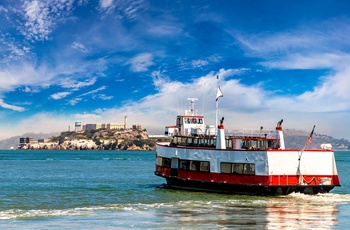 Lille færge på vej mod Alcatraz i San Francisco