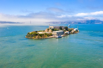 Luftfoto af Alcatraz og Golden Gate Bridge i baggrunden, SAn Francisco