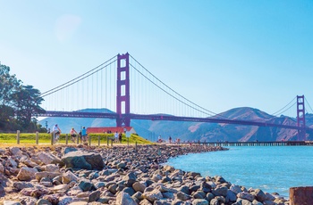 Løbere og cykelister og Golden Gate i baggrunden, San Francisco i USA