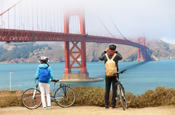 Par på cykel fotograferer Golden Gate, San Francisco i USA