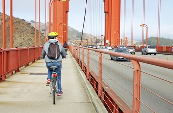 På cykel over Golden Gate Bridge i San Francisco, USA