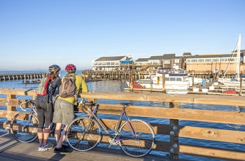 Par på cykeltur ved lille havn uden for San Francisco, USA