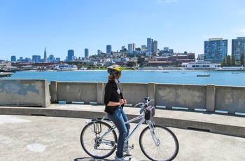 Cyklist nyder udsigten til San Franciscos skyline, USA