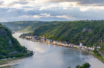 Rhinen snor sig forbi Sank Goarshausen