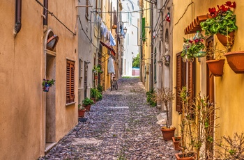 Hyggelig gade i Alghero´s gamle bydel, Sardinien