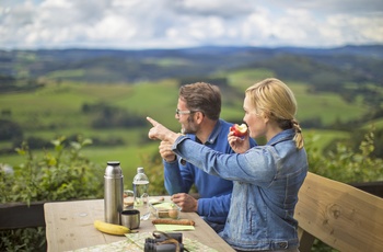 Ungt par nyder udsigten ud over området ved Schmallenberg i Sauerland - Midttyskland - - Copyright Schmallenberger Sauerland Tourismus, Fotograf Sabrina Voss