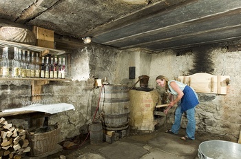 Schnapsbrennerin © Schwarzwälder Freilichtmuseum Vogtsbauernhof