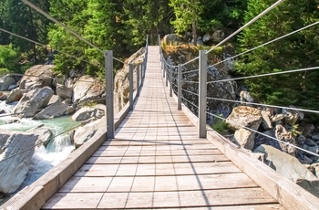 Hængebro over flod i kløften Viamala i Schweiz