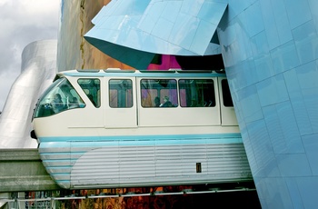 Monorail-banen i Seattle går gennem Museum of Pop Culture, USA