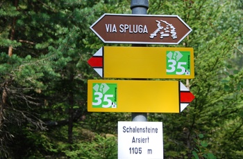 Skilt til vandrerute ved Spluga Pass - bjergpas i Schweiz