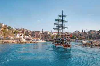 Sejlskib på vej ind i havnen i den gamle bydel Kaleiçi i Antalya - Tyrkiet