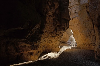 Turister på vej gennem kløften Sesriem Canyon i Namibia