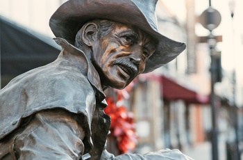 Skulptur af cowboy i Sheridan, WyomingSheridan WYO Rodeo Parade, Wyoming - Foto: Shawn Parker, Sheridan County Travel & Tourism