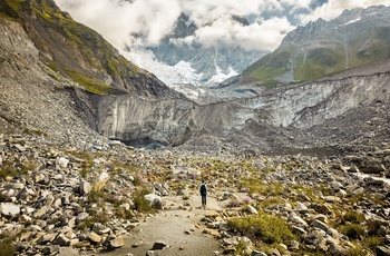 Hiker på vej mod Shkhara gletsjeren i Georgien