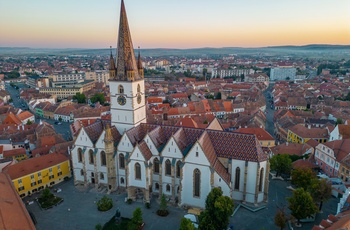 Solopgang panorama udsigt over Saint Mary katedral i Sibiu, Transsylvaniel - Rumænien