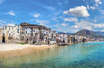 Cefalu - lille strand og gamle bygninger