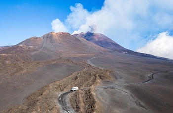 Vej mod toppen af vulkanen Etna på Sicilien