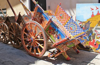 Farverig siciliansk vogn i Palermo