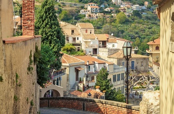 Smal gade i byen Savoca på Sicilien