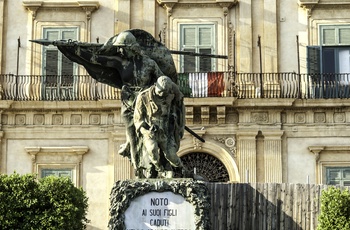 Statue til minde om faldne under første verdenskrig i Noto