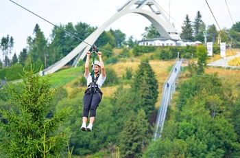 Zipline med skihopbanen St. Georg i baggrunden ved Winterberg, Midttyskland © Ferienwelt Winterberg