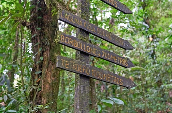 Skilt med stier gennem Tenorio Volcano National Park - Costa Rica