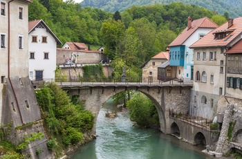 Den gamle stenbro over Selska floden i Skofja Loka, Slovenien