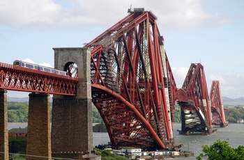 Skotland -  Forth Bridge med tog på vej over North Queensferry