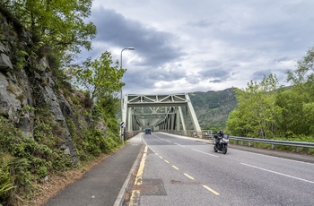 Motorcykel og Ballachulish Bridge i Skotland