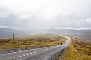 Motorcykler på vej gennem Cairngorms National Park via A93 - Skotland