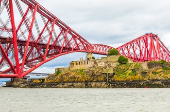 Skotland - Firth Bridge går lige hen over øen Inchgarvie Island med dens befæstninger