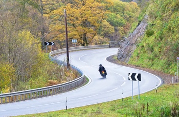På motorcykel via snoede veje i Skotland