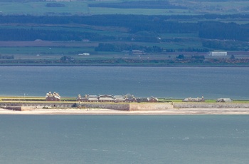 Skotland - fortet Fort George set fra Black Isle over the Moray Firth