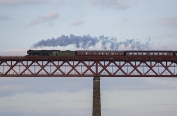 Skotland - historien flyder sammen når the Flying Scotsman er på vej over Forth Bridge