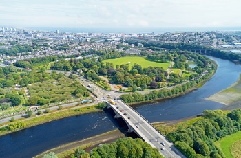 Floden River Dee med Aberdeen i baggrunden - Skotland