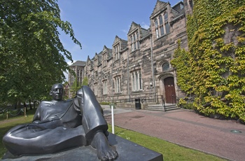 Statue af studerende foran Aberdeens universitet - Skotland