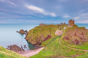 Sti til Dunnottar Castle på Skotland nordøstkyst