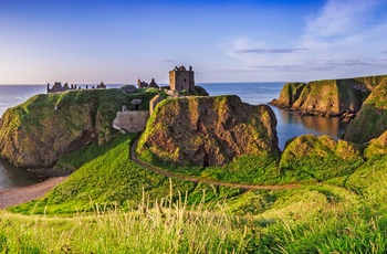 Sti til Dunnottar Castle på Skotland nordøstkyst