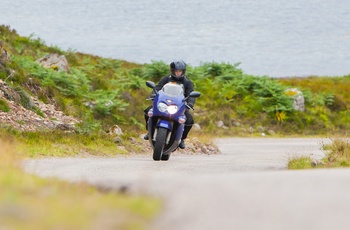 På motorcykel via snoede veje i Skotland