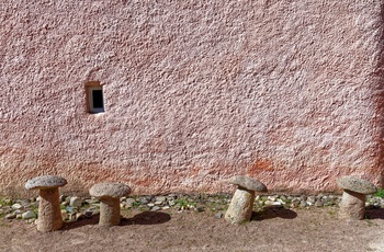 Skotland, Aberdeenshire, Alford - staddle stones ved det lyserøde Craigievar Castle