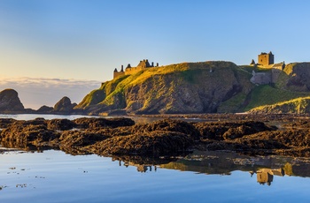 Skotland, Aberdeenshire, Stonehaven - Dunnottar Castle i morgensolen set fra Castle Haven