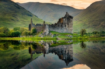 Skotland, Argyll, Lochawe - Kilchurn Castle spejler sig smukt i Loch Awe