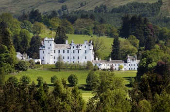 Skotland, Blair Atholl - det smukke hvide Blair Castle i det smukke højland (Photo VisitScotland & Paul Tomkins)