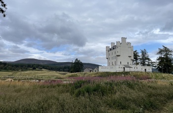 Skotland, Braemar - Braemer Castle ligger i den flade dal omkranset af bjerge
