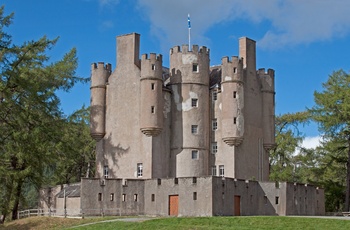Skotland, Braemar - Braemer Castle ligger rustikt og bastant midt i dalen
