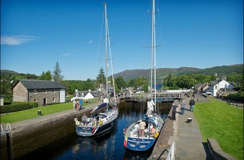 Skotland, Caledonian Canal - både i slusen ved Fort Augustus på vej ind Loch Ness