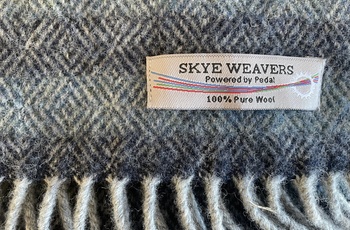 Skotland, Glendale - Skye Weavers halstørklæde med  Powered by Pedal mærkat