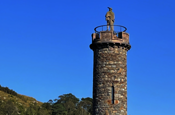 Skotland, Glenfinnan - monumentet for Prins Charles, der på dette sted samlede skotterne til kamp mod englænderne