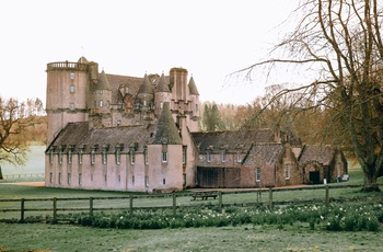 Skotland, Inverurie, Castle Fraser - Castle Fraser set fra gårdsiden en tidlig forårsdag