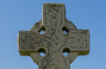Skotland, Isle of Skye - gravsten med keltisk kors tæt på Skye Museum of Island Life